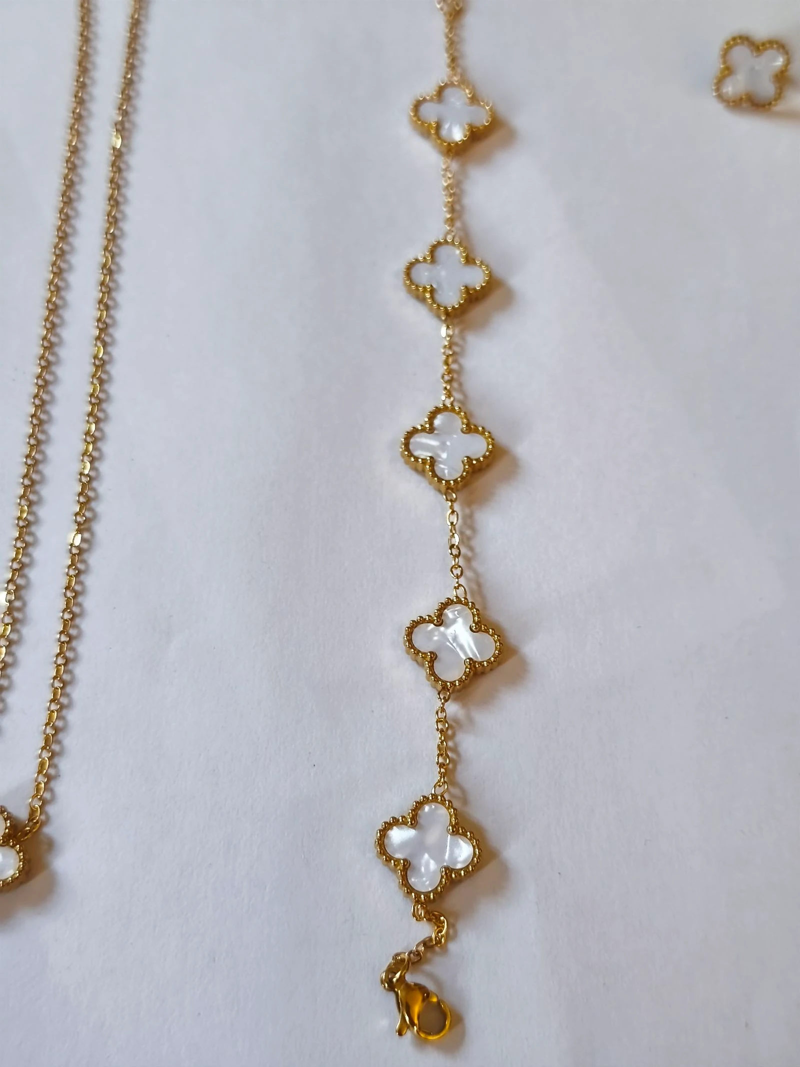 Conjunto de gargantilha pulseira e brincos de trevo com corrente dourada inalterável – photo 9